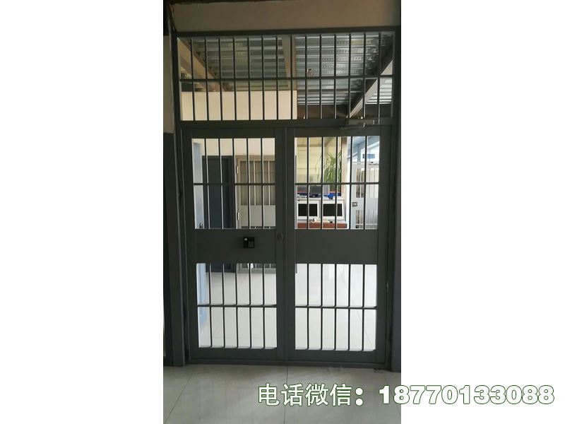 拘留所铁门